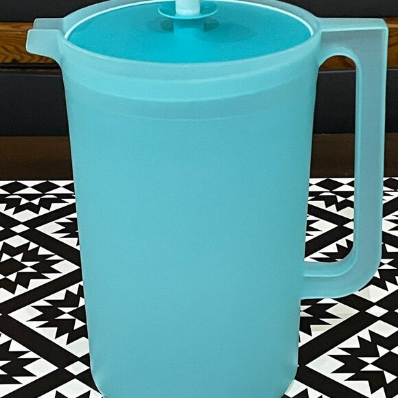Large 1 Gallon Tupperware Pitcher - Picture 2 of 3